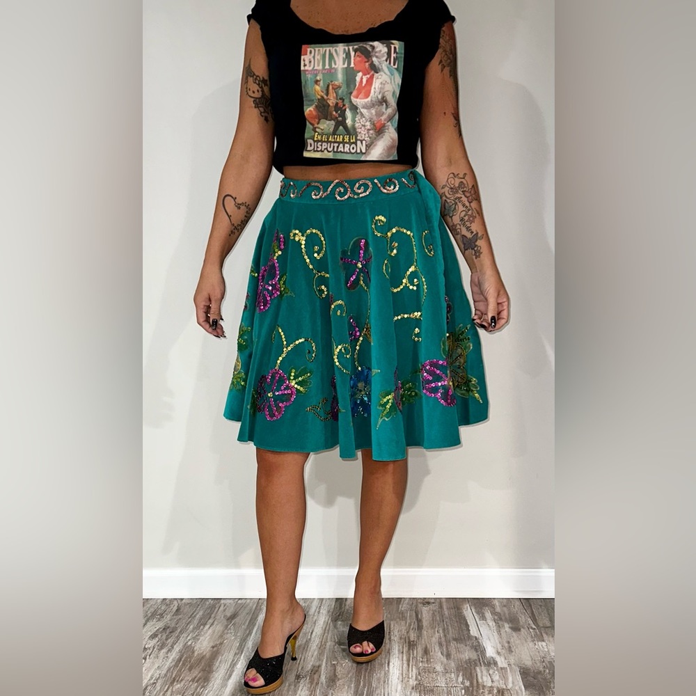 Betsey Johnson swing skirt with sequin and painted flowers. Women’s size small💕